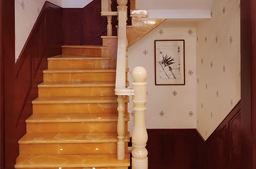 右江中式别墅室内汉白玉石楼梯的定制安装装饰效果